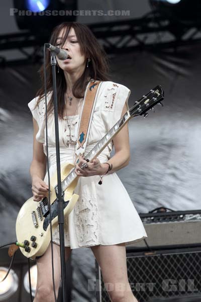 BLONDE REDHEAD - 2011-08-27 - SAINT CLOUD - Domaine National - Grande Scene - Kazu Makino